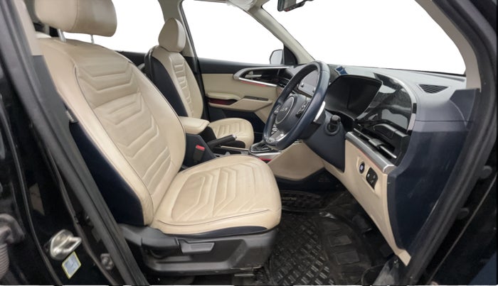 2022 KIA CARENS LUXURY PLUS 1.4 PETROL DCT 7 STR, Petrol, Automatic, 63,035 km, Right Side Front Door Cabin