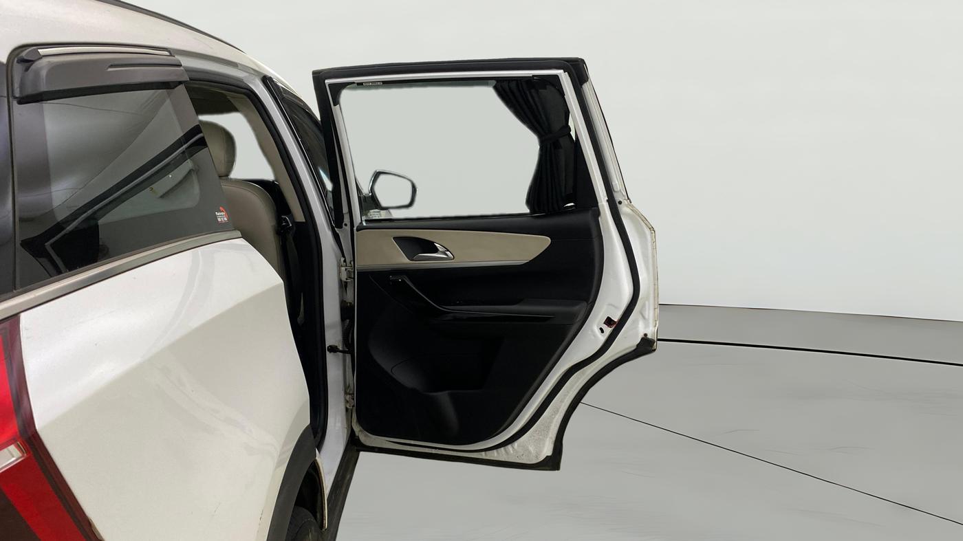 2023 Mahindra XUV700 AX 7 LUXURY D AT 7 STR, Diesel, Automatic, 31,537 km, RHS Rear Door