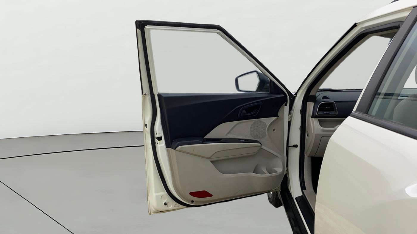 2020 Mahindra XUV300 W6 1.2 PETROL, Petrol, Manual, 99,774 km, LHS Front Door