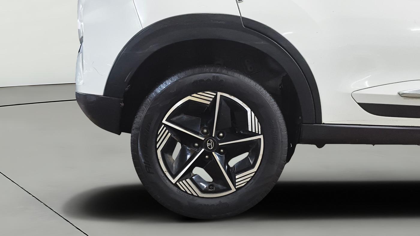 2024 Tata NEXON FEARLESS + SUNROOF DUAL TONE 1.5 DIESEL, Diesel, Manual, 79,275 km, Right Rear Wheel