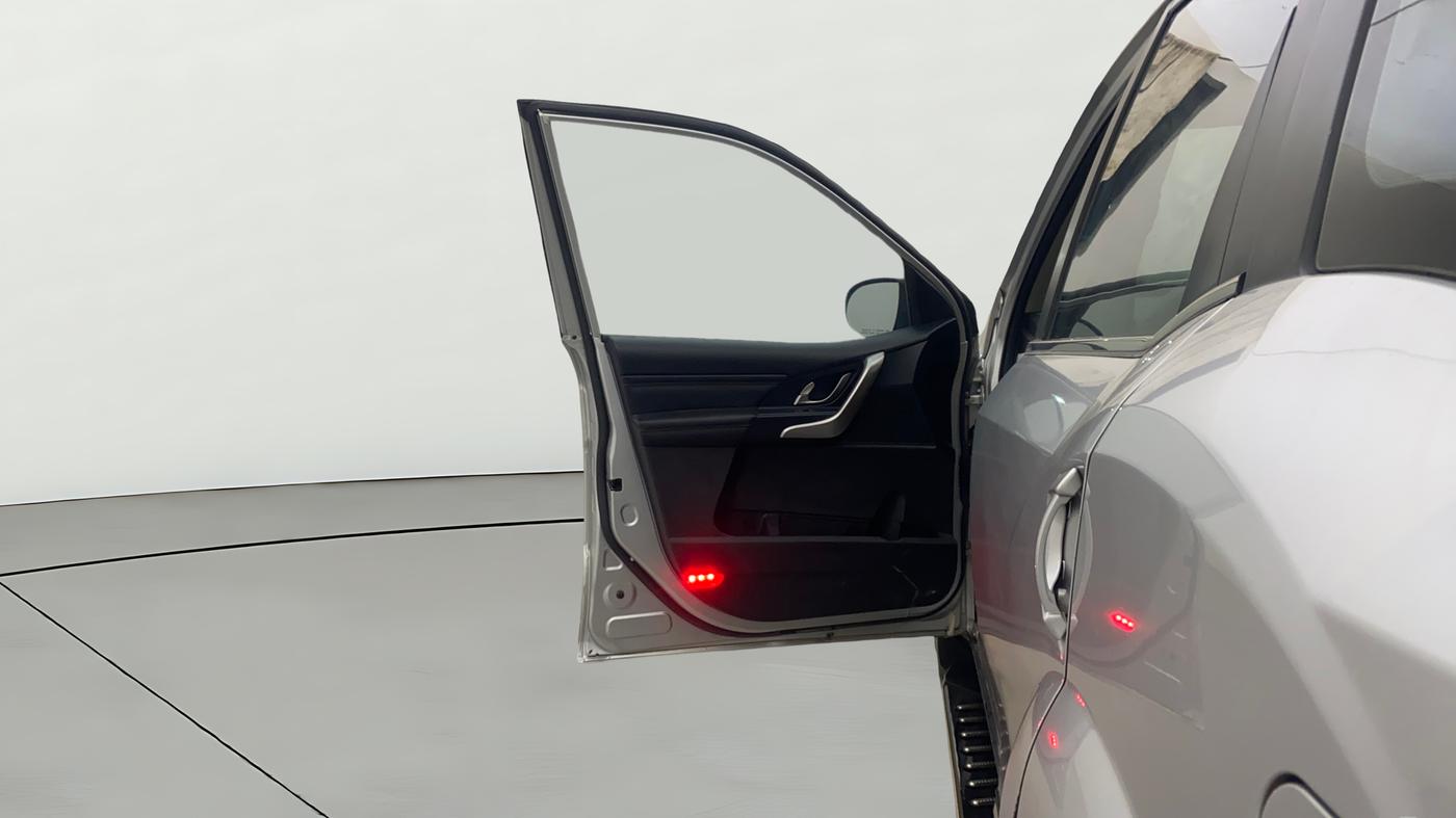 2018 Mahindra XUV500 W11, Diesel, Manual, 93,940 km, LHS Front Door