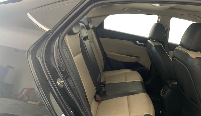 2017 Hyundai Verna 1.6 VTVT SX (O) AT, Petrol, Automatic, 93,308 km, Right Side Rear Door Cabin