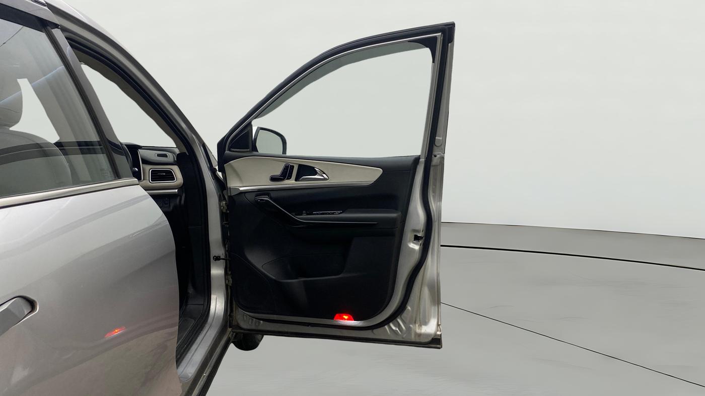 2022 Mahindra XUV700 AX 7 LUXURY P AT 7 STR, Petrol, Automatic, 1,43,645 km, RHS Front Door