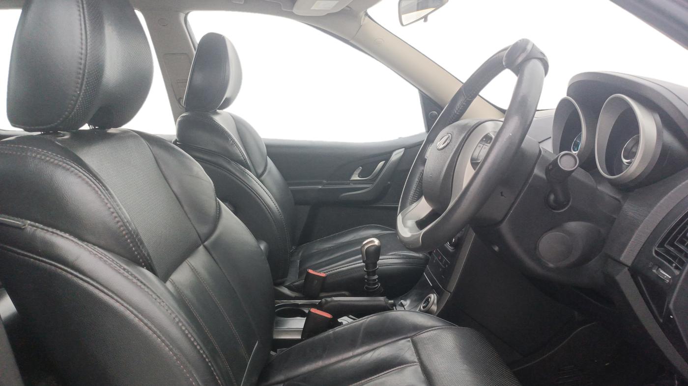 2017 Mahindra XUV500 W10, Diesel, Manual, 82,167 km, Right Side Front Door Cabin