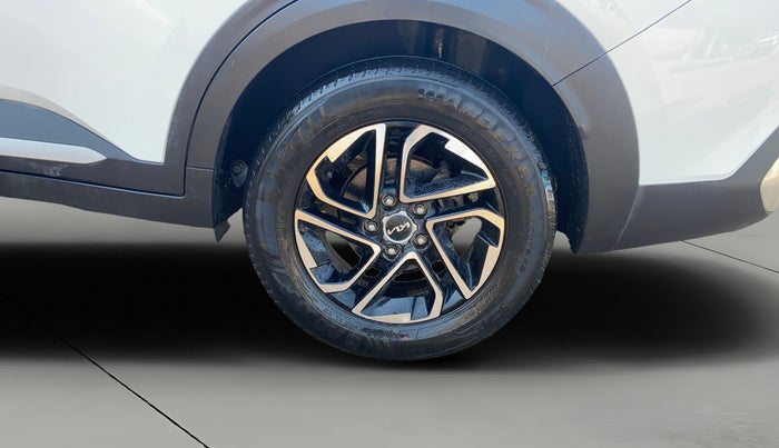 2022 KIA CARENS LUXURY PLUS 1.4 PETROL 7 STR, Petrol, Manual, 25,165 km, Left Rear Wheel