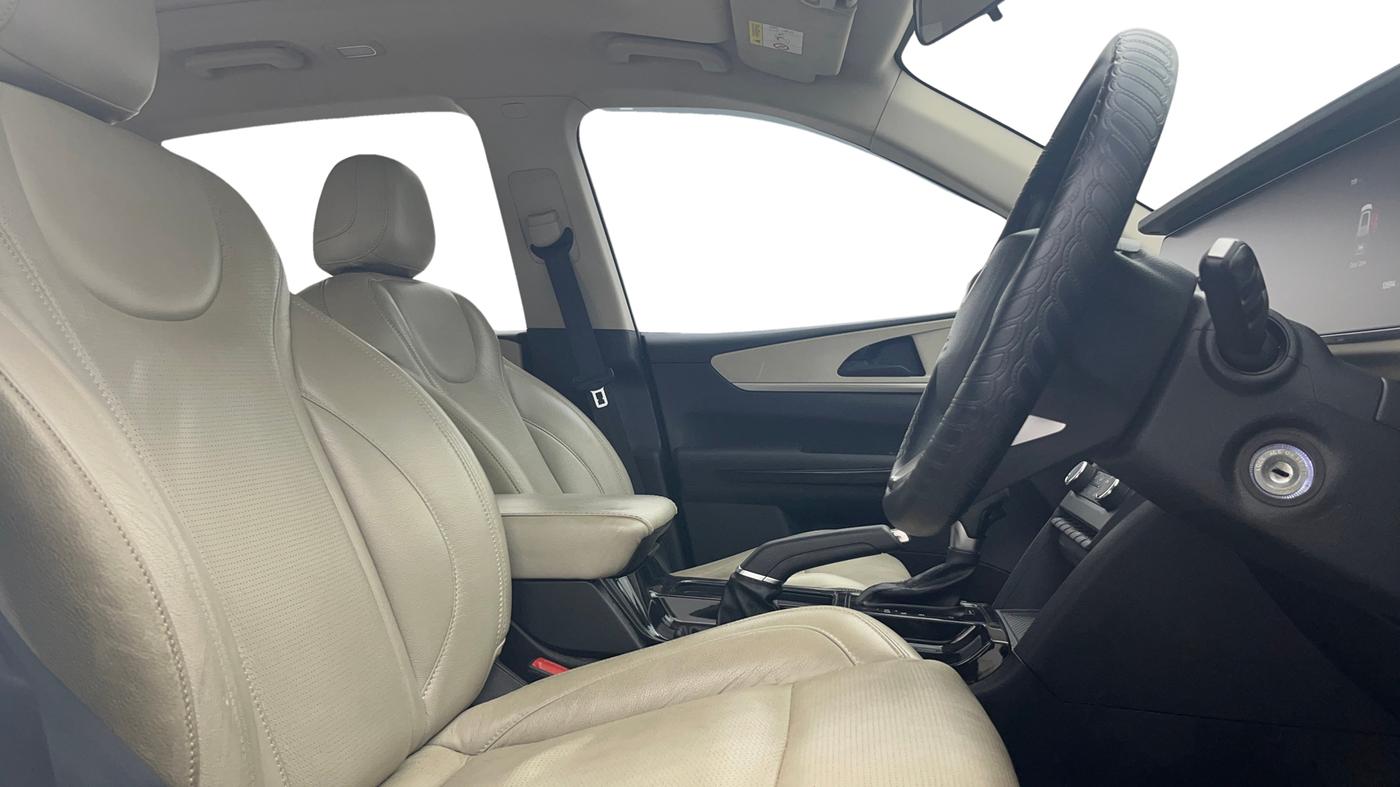 2023 Mahindra XUV700 AX 5 D AT 7 STR, Diesel, Automatic, 1,26,913 km, Right Side Front Door Cabin