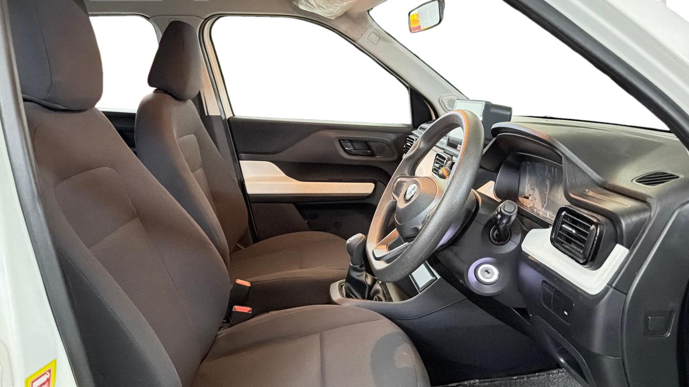 2024 Tata PUNCH PURE MT CNG, CNG, Manual, 27,604 km, Right Side Front Door Cabin