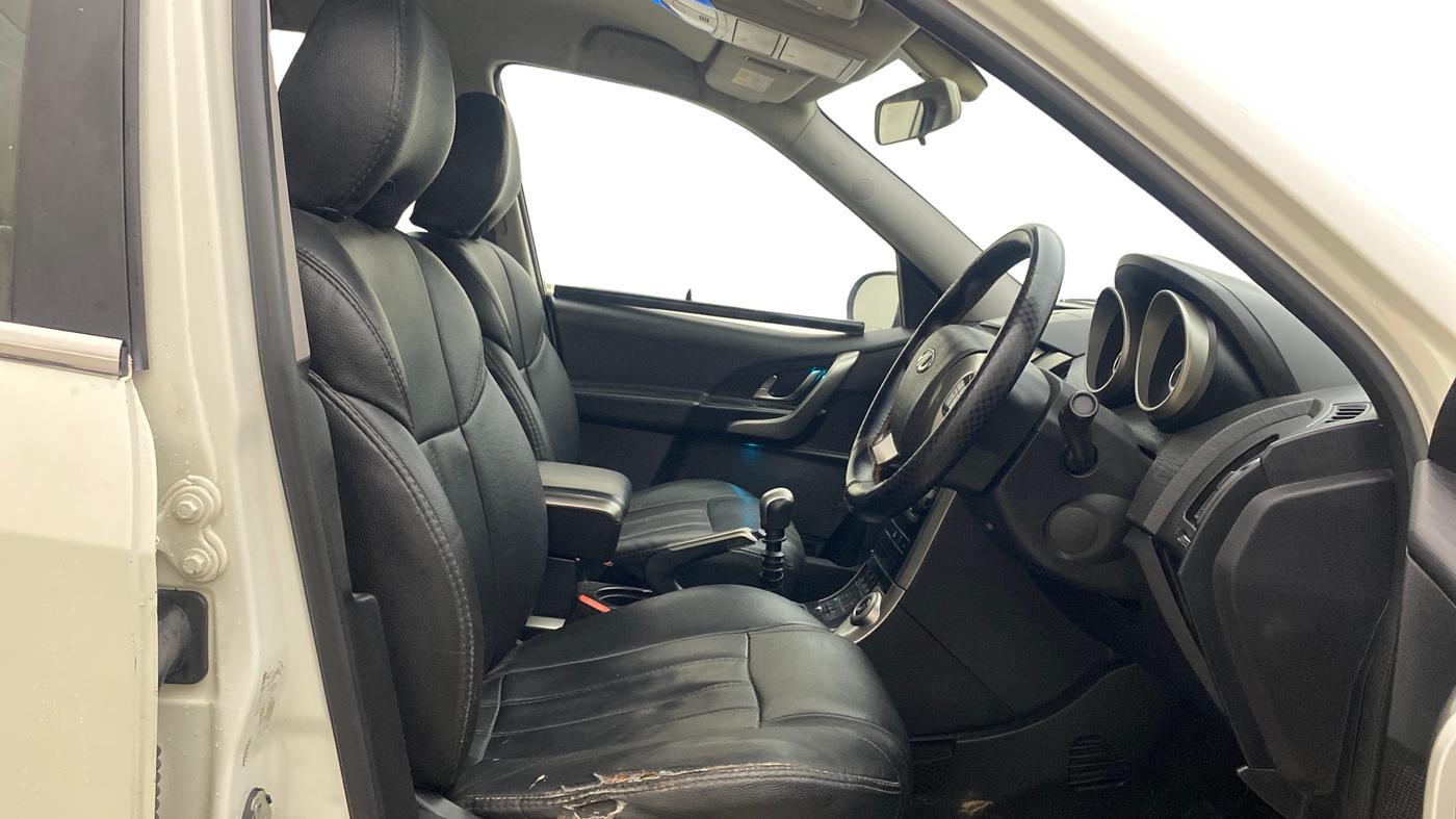 2019 Mahindra XUV500 W7, Diesel, Manual, 1,40,404 km, Right Side Front Door Cabin