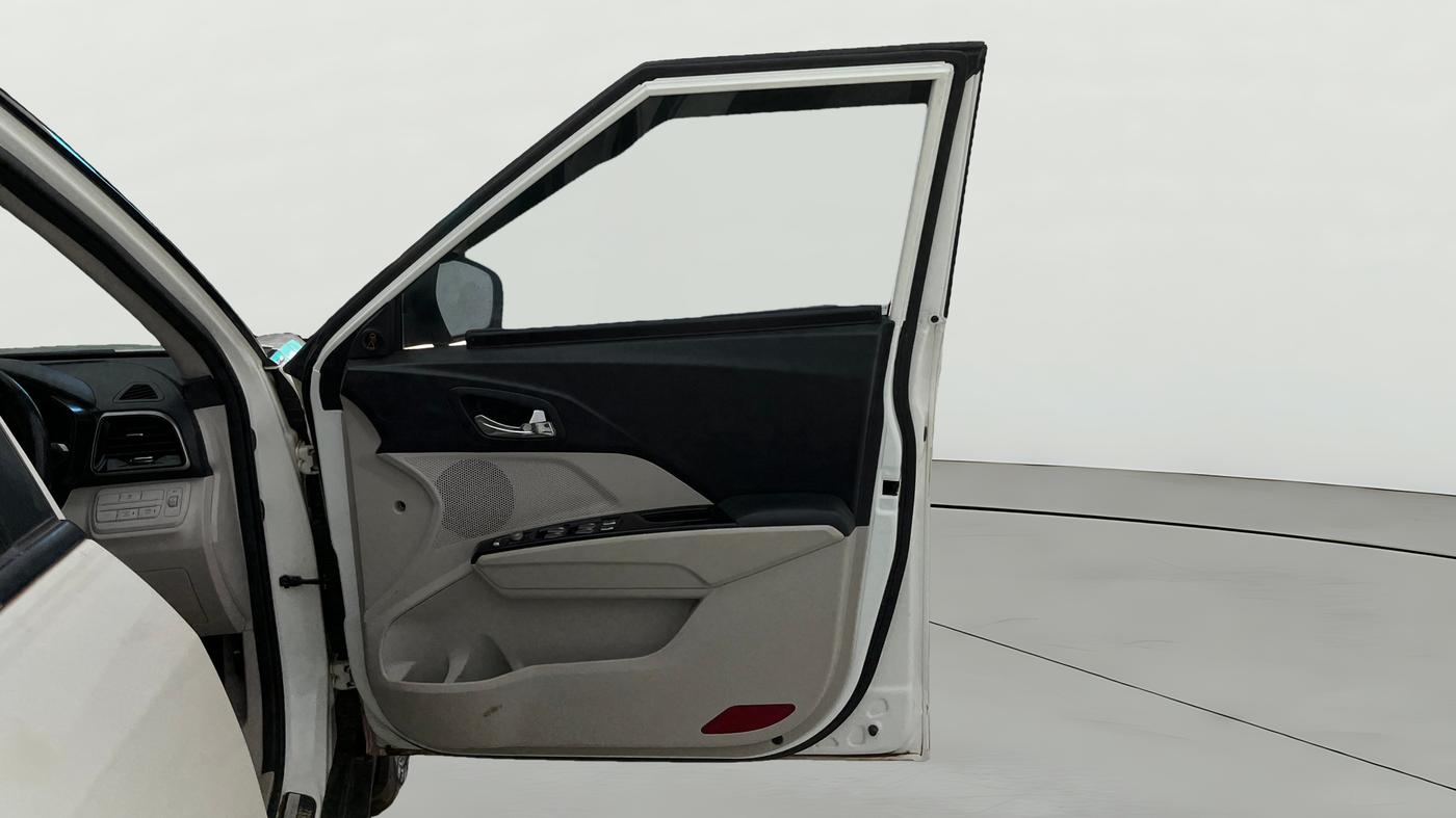 2023 Mahindra XUV300 W8 (O) 1.5 DIESEL AMT, Diesel, Automatic, 65,618 km, RHS Front Door
