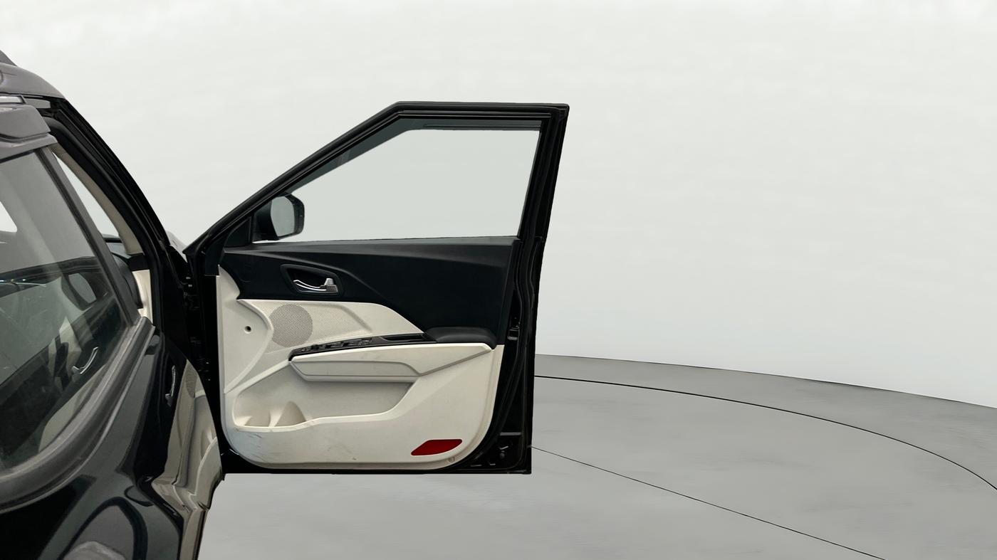 2025 Mahindra XUV 3XO AX5 1.2 L TCMPFI AT, Petrol, Automatic, 19,479 km, RHS Front Door