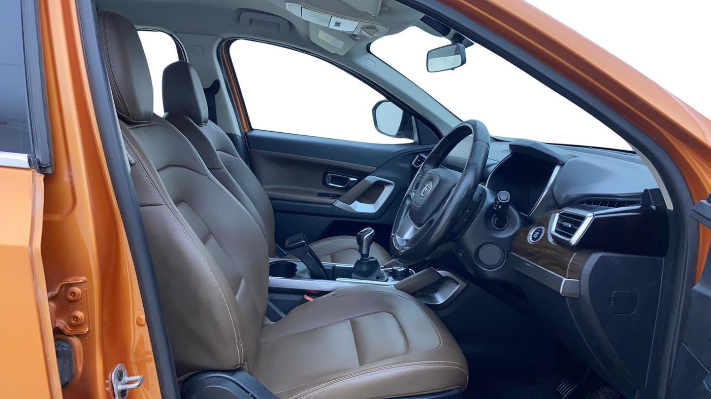2019 Tata Harrier XZ 2.0L, Diesel, Manual, 1,12,358 km, Right Side Front Door Cabin