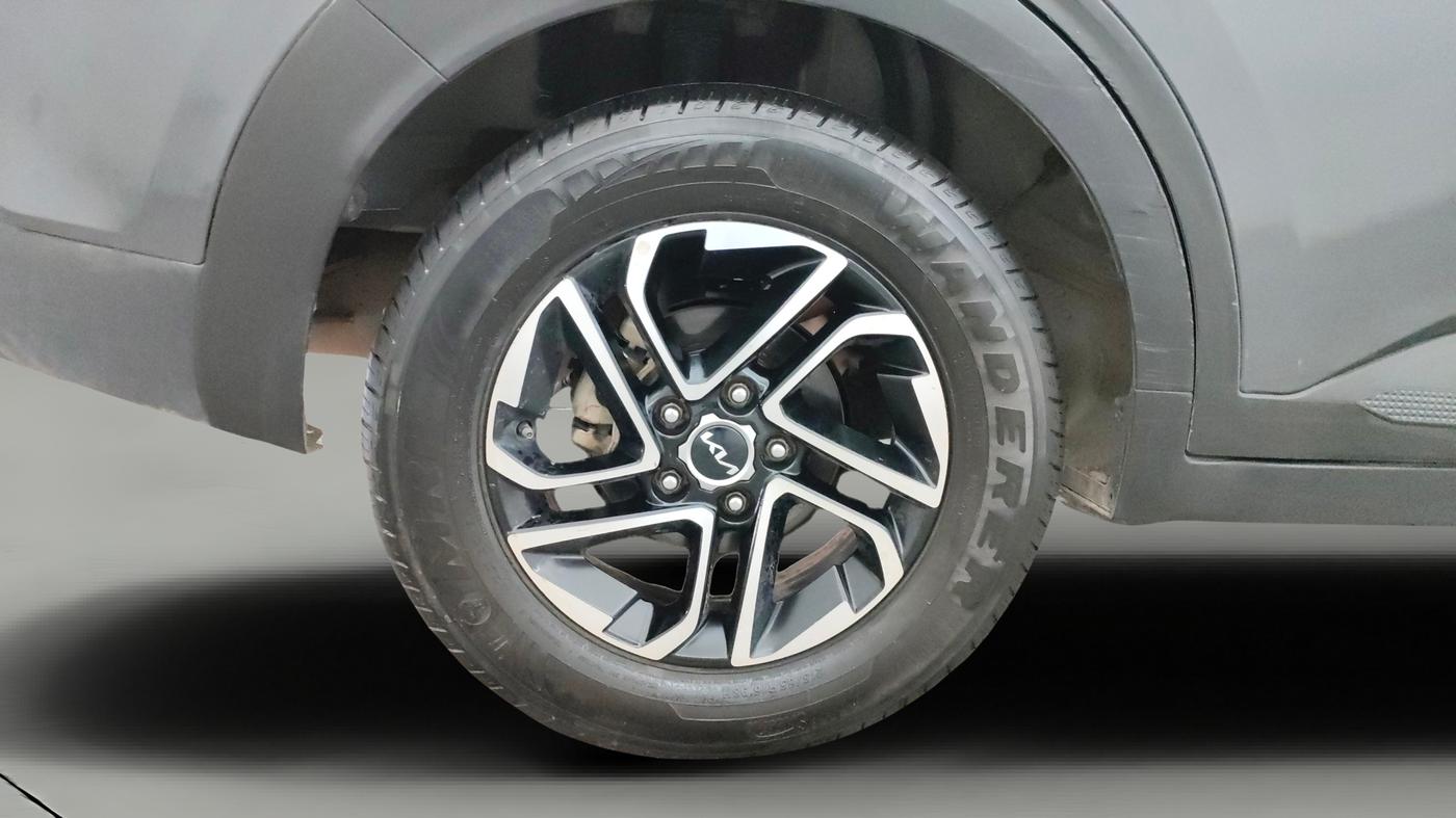 2022 KIA CARENS PRESTIGE PLUS 1.4 PETROL 7 STR, Petrol, Manual, 1,21,761 km, Right Rear Wheel