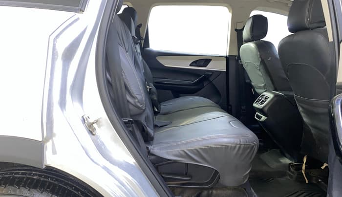 2022 Mahindra XUV700 AX 5 P MT 7 STR, Petrol, Manual, 66,407 km, Right Side Rear Door Cabin