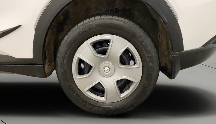 2022 Mahindra XUV700 AX 3 P MT 5 STR, Petrol, Manual, 45,328 km, Left Rear Wheel