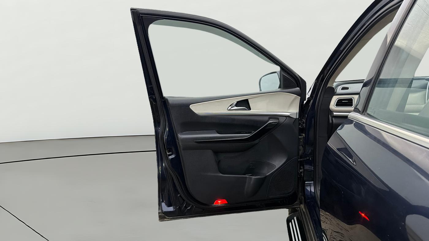 2022 Mahindra XUV700 AX 7 P AT 7 STR, Petrol, Automatic, 63,285 km, LHS Front Door