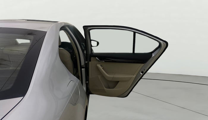 2016 Skoda Octavia STYLE PLUS AT 1.8 TSI, Petrol, Automatic, 65,982 km, RHS Rear Door