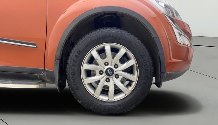 2016 Mahindra XUV500 W10 AT, Diesel, Automatic, 72,178 km, Right Front Wheel