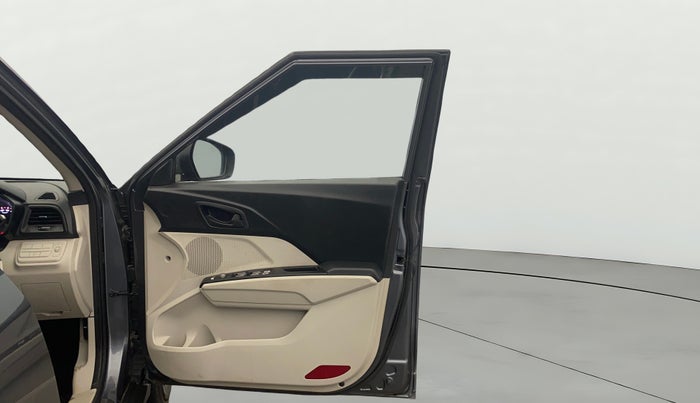2022 Mahindra XUV300 W6 1.2 PETROL, Petrol, Manual, 18,846 km, RHS Front Door