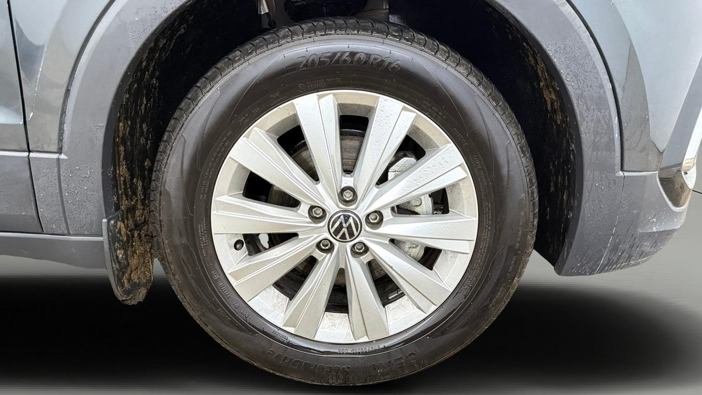 2025 Volkswagen TAIGUN COMFORTLINE 1.0 TSI MT, Petrol, Manual, 9,112 km, Right Front Wheel