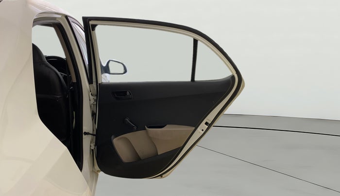 2015 Hyundai Xcent BASE 1.1, Diesel, Manual, 1,17,985 km, RHS Rear Door