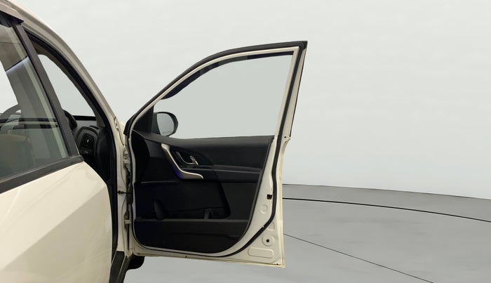 2019 Mahindra XUV500 W7 AT, Diesel, Automatic, 60,037 km, RHS Front Door