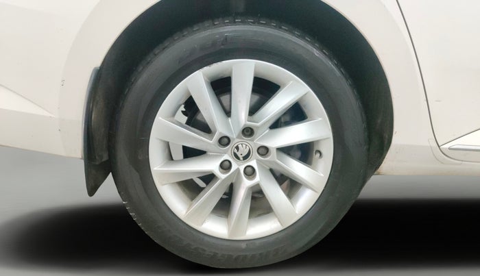 2017 Skoda Superb L&K 1.8 TSI AT, Petrol, Automatic, 91,341 km, Right Rear Wheel