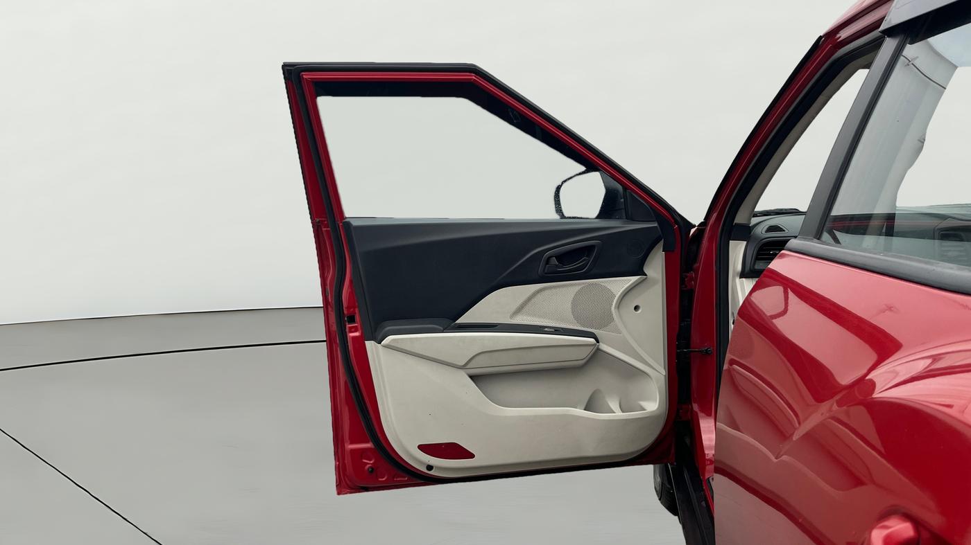 2022 Mahindra XUV300 W6 1.5 Diesel, Diesel, Manual, 72,136 km, LHS Front Door