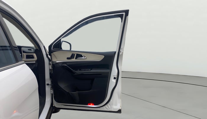 2023 Mahindra XUV700 AX 7 D AT AWD 7 STR, Diesel, Automatic, 94,253 km, RHS Front Door