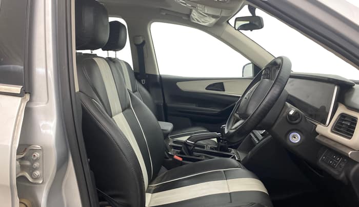 2022 Mahindra XUV700 AX 5 P MT 5 STR, Petrol, Manual, 46,675 km, Right Side Front Door Cabin
