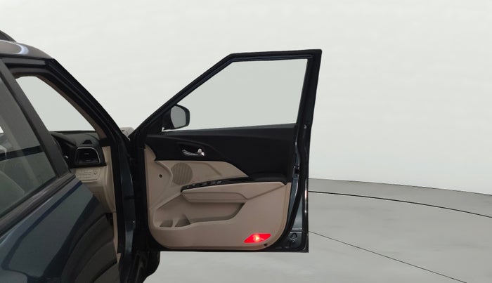 2021 Mahindra XUV300 W8 (O) 1.5 DIESEL, Diesel, Manual, 1,12,292 km, RHS Front Door