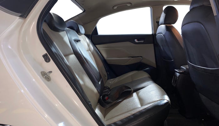 2017 Hyundai Verna 1.6 VTVT SX (O) AT, Petrol, Automatic, 43,739 km, Right Side Rear Door Cabin