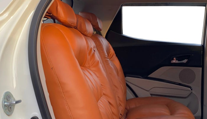 2022 Mahindra XUV300 W8 (O) 1.2 PETROL, Petrol, Manual, 80,884 km, Right Side Rear Door Cabin