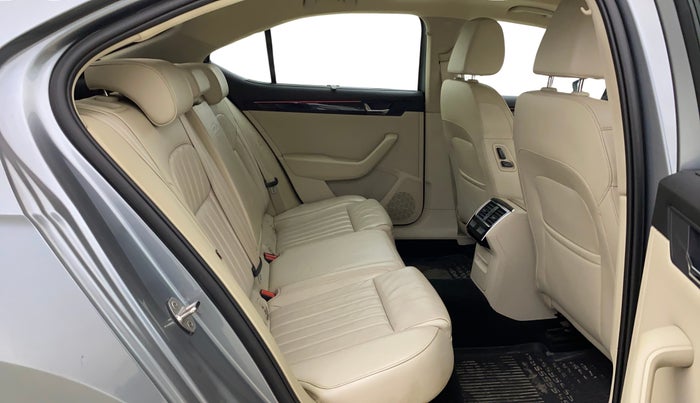 2016 Skoda Superb L&K 1.8 TSI AT, Petrol, Automatic, 51,905 km, Right Side Rear Door Cabin