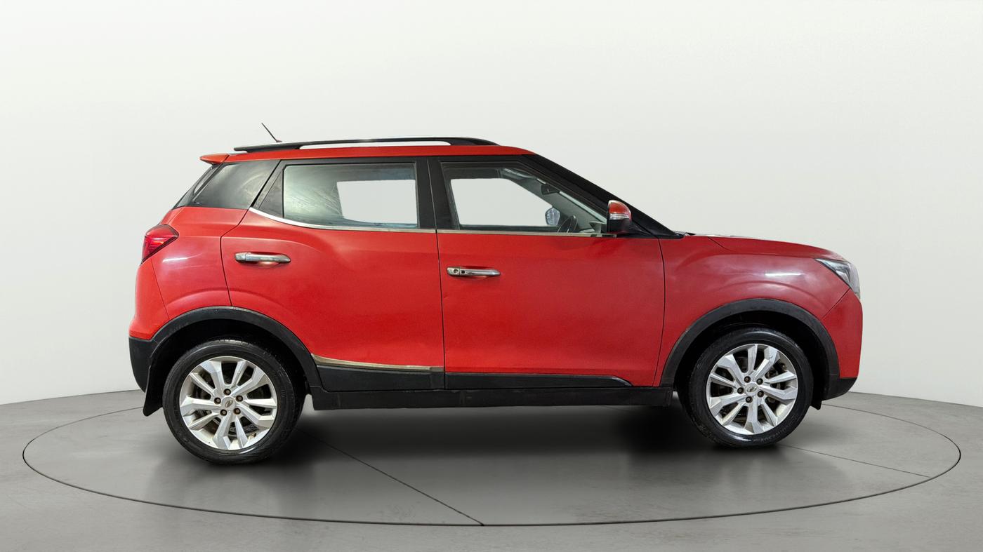 2019 Mahindra XUV300 W8 1.2 PETROL, Petrol, Manual, 1,06,801 km, Right Side View