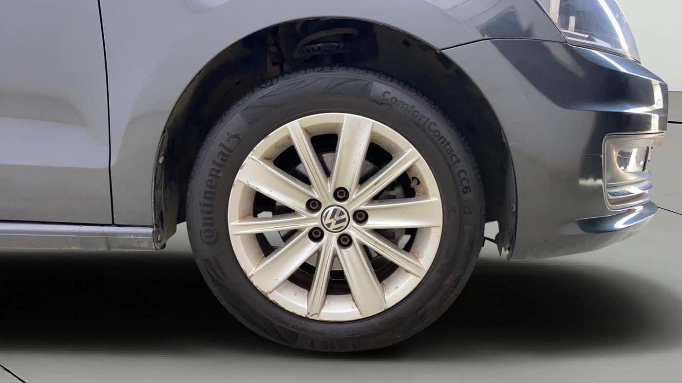 2015 Volkswagen Vento HIGHLINE 1.6 MPI, Petrol, Manual, 75,607 km, Right Front Wheel