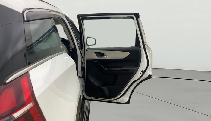 2021 Mahindra XUV700 AX 7 P AT 7 STR, Petrol, Automatic, 67,131 km, RHS Rear Door