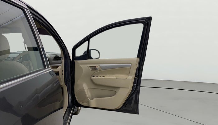 2016 Maruti Ertiga VXI, CNG, Manual, 1,30,738 km, RHS Front Door