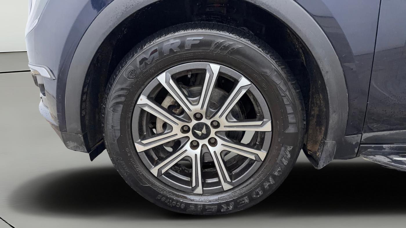 2025 Mahindra XUV700 AX 7 P AT 7 STR, Petrol, Automatic, 10,922 km, Left Front Wheel
