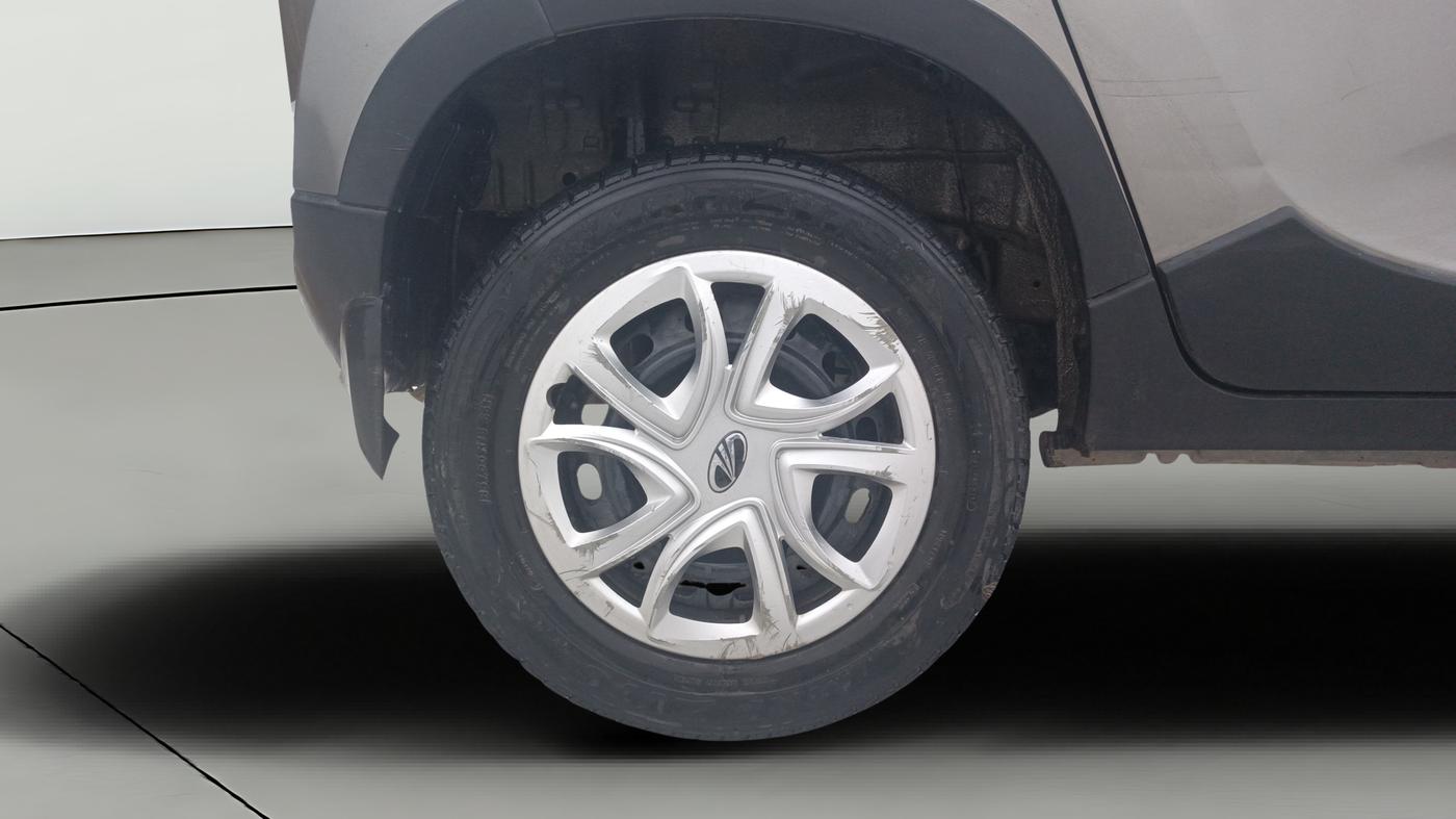 2016 Mahindra Kuv100 K6 5 STR, Petrol, Manual, 33,624 km, Right Rear Wheel