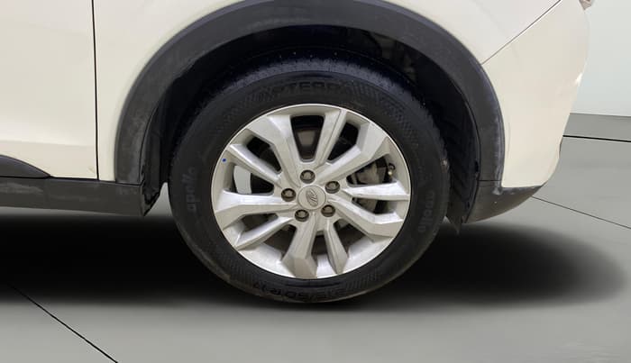 2020 Mahindra XUV300 W8 1.5 DIESEL, Diesel, Manual, 1,04,864 km, Right Front Wheel