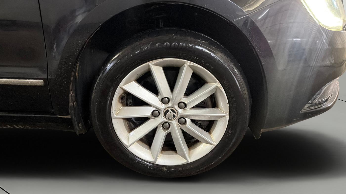 2014 Skoda Superb ELEGANCE 1.8 TSI AT, Petrol, Automatic, 62,629 km, Right Front Wheel