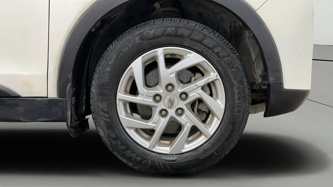 2022 Mahindra XUV300 W8 1.2 PETROL, Petrol, Manual, 45,891 km, Right Front Wheel