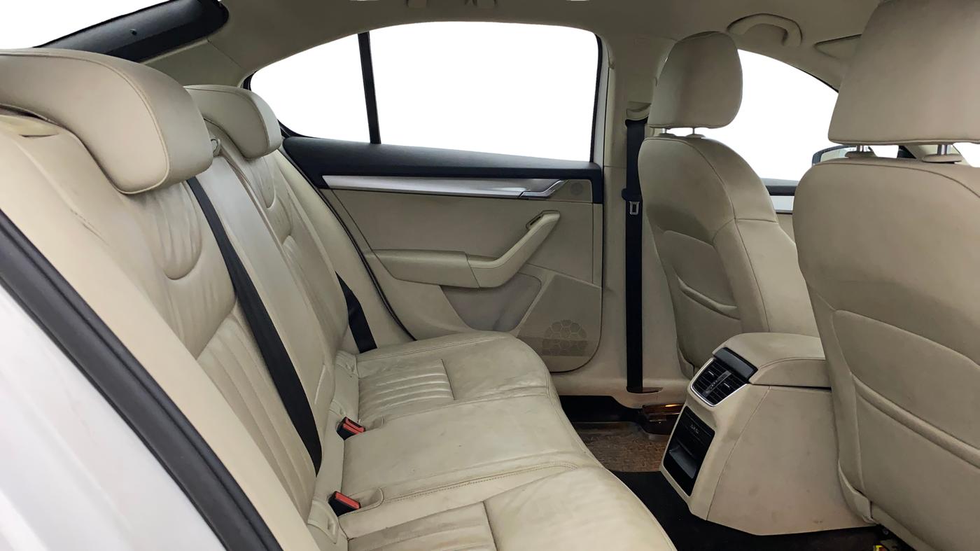 2019 Skoda Octavia STYLE 1.4 TSI, Petrol, Manual, 1,07,990 km, Right Side Rear Door Cabin
