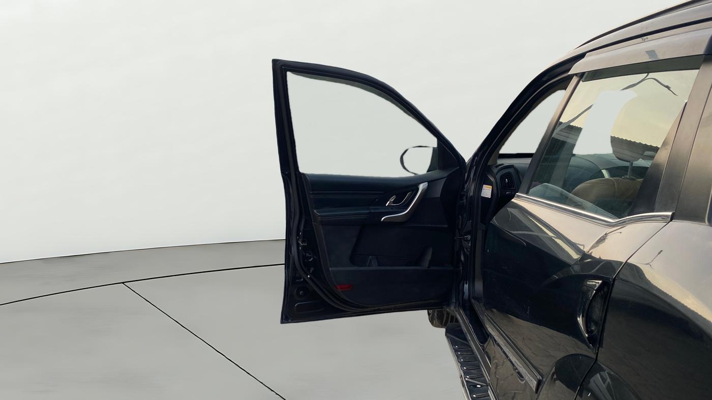 2018 Mahindra XUV500 W11 AT, Diesel, Automatic, 1,07,471 km, LHS Front Door
