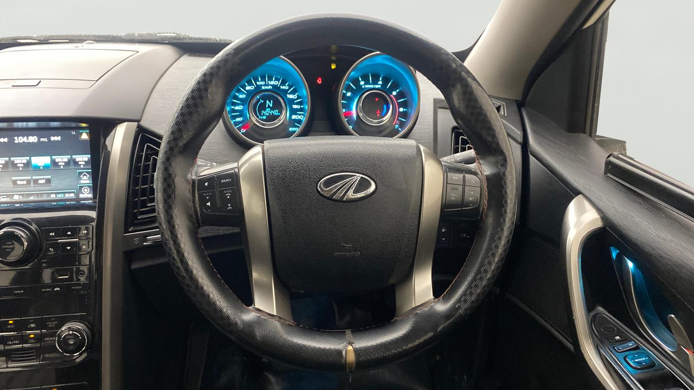2019 Mahindra XUV500 W7, Diesel, Manual, 1,40,404 km, Steering Wheel Close Up