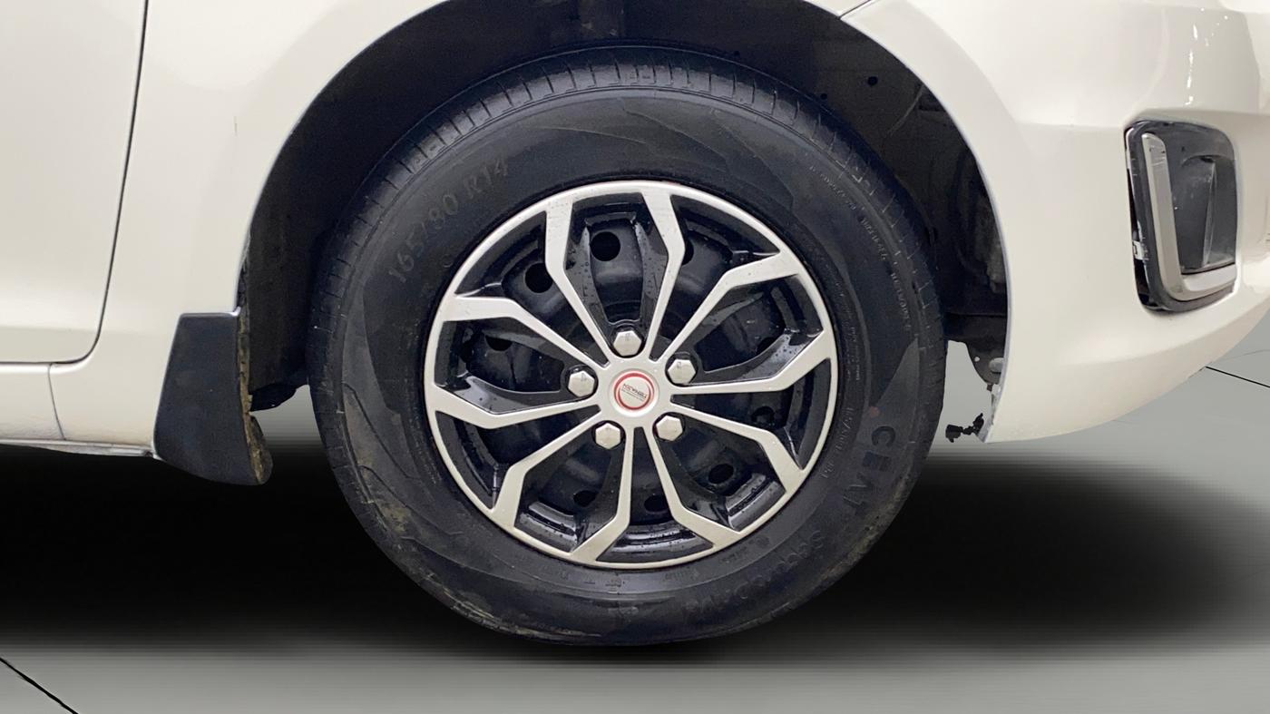 2015 Maruti Swift VXI, Petrol, Manual, 46,984 km, Right Front Wheel