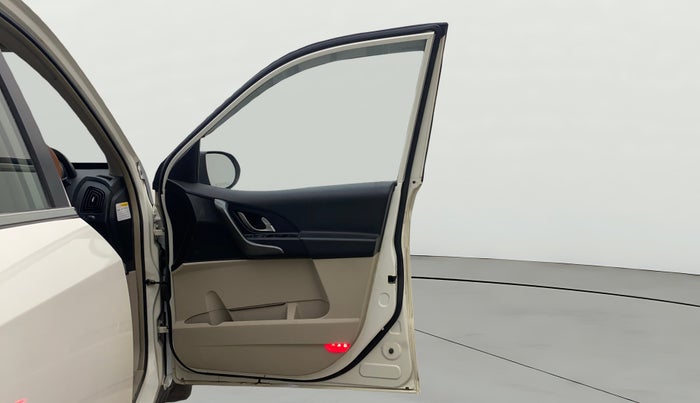 2016 Mahindra XUV500 W10, Diesel, Manual, 1,05,526 km, RHS Front Door