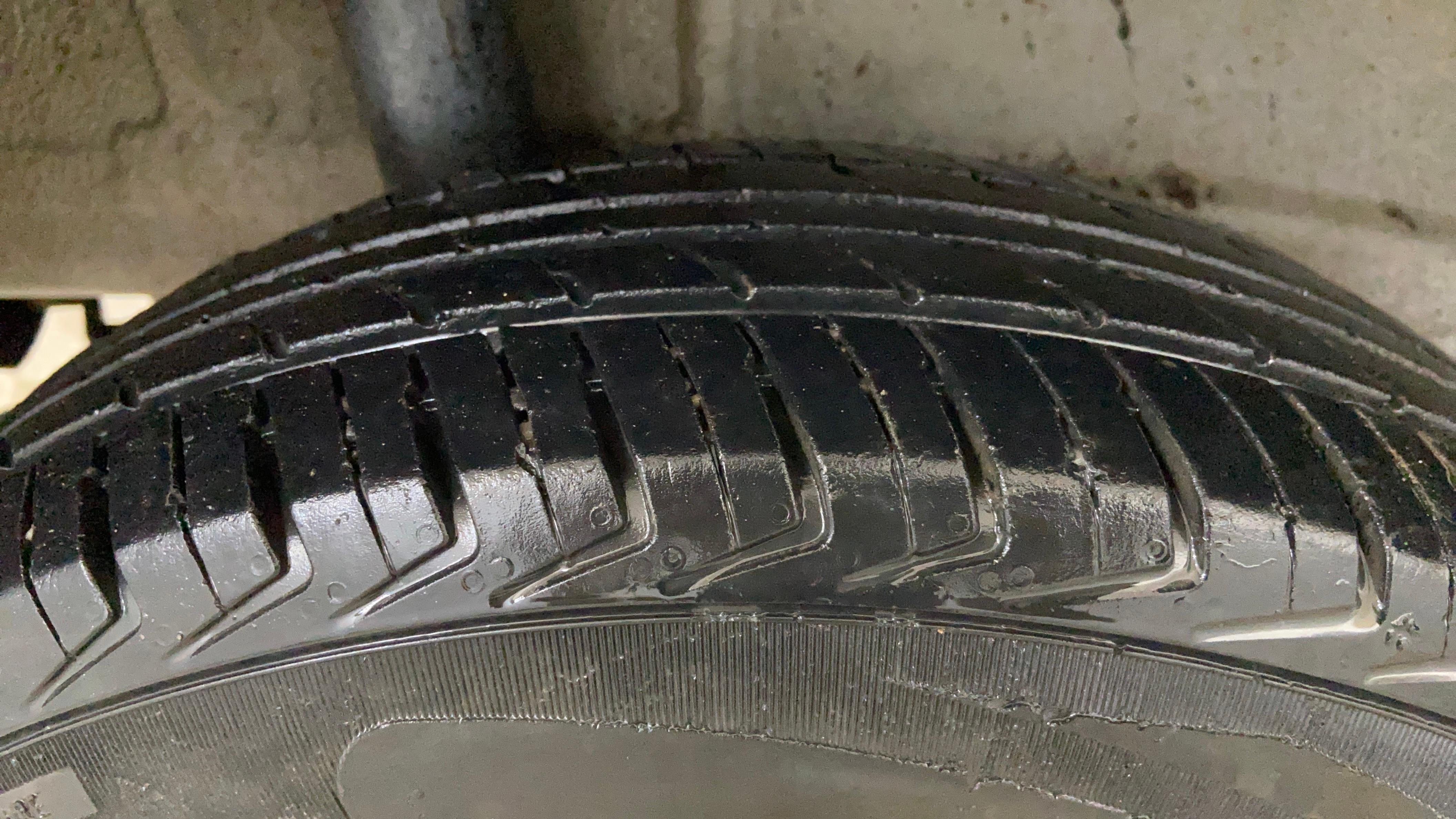 camera-Right-Rear-Tyre-Tread
