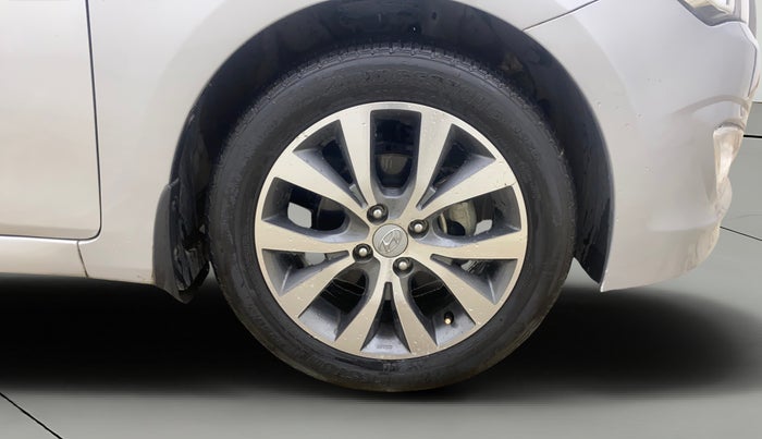 2017 Hyundai Verna 1.6 VTVT SX, Petrol, Manual, 35,102 km, Right Front Wheel