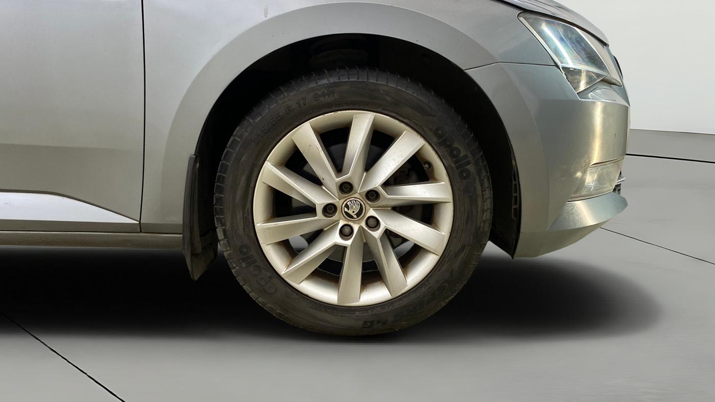 2017 Skoda Superb L&K 1.8 TSI AT, Petrol, Automatic, 42,342 km, Right Front Wheel
